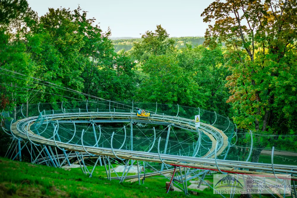 The 360° ring of the Birštonas alpine coaster among the trees