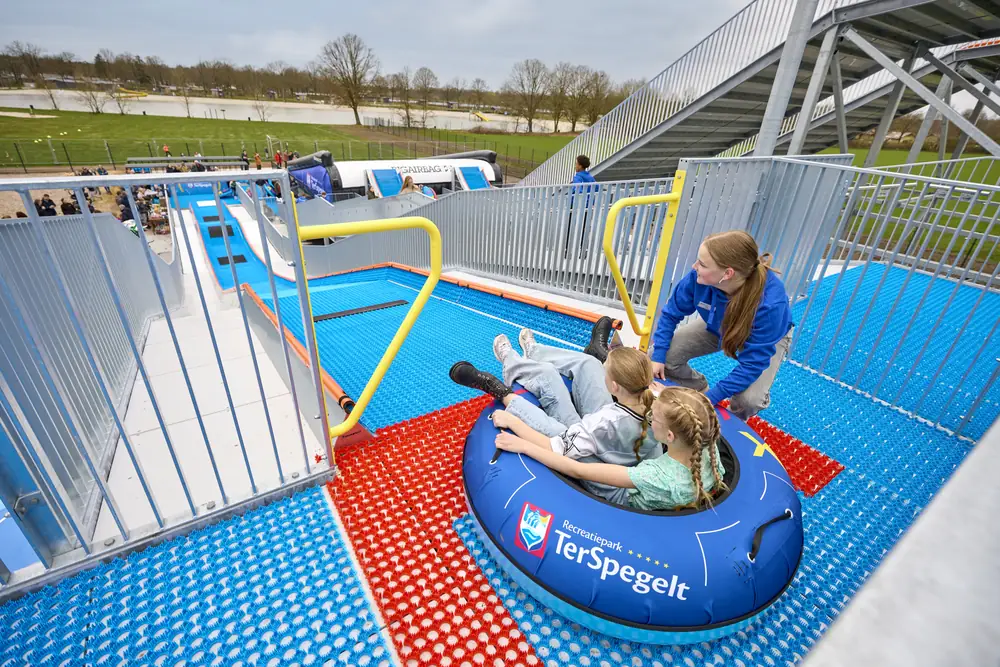 A family in a tube at the start of the Modi Funtower at TerSpegelt